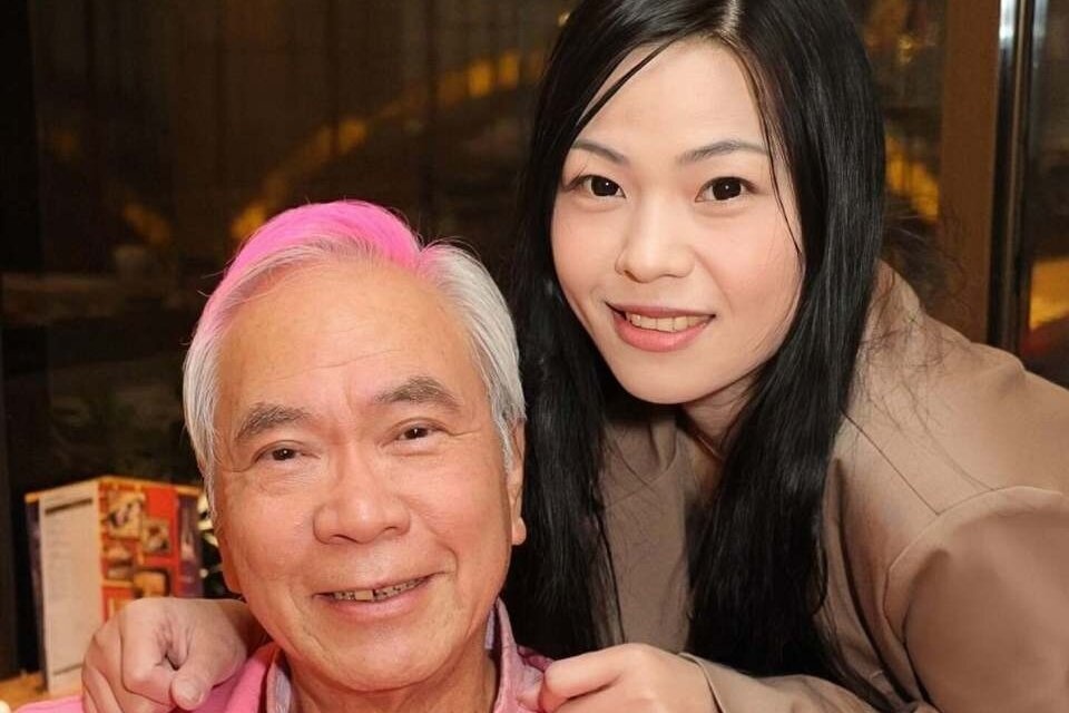 Ly Long Co mua vang, cho ban gai ra tu de ket hon hinh anh