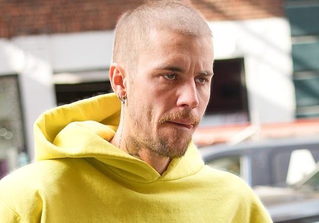 Justin Bieber xuat hien ben vo sau loat hinh anh bat on hinh anh