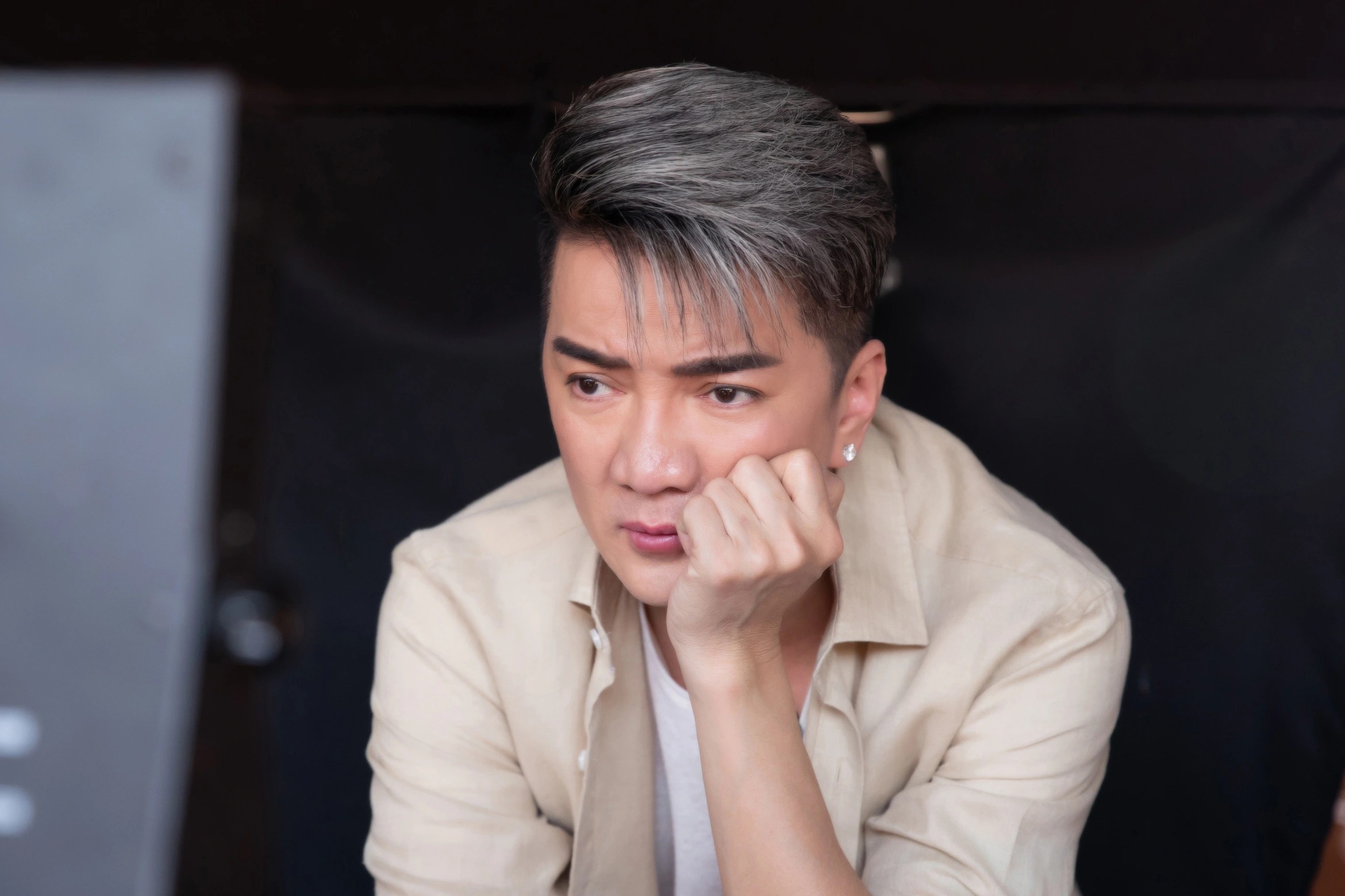 Dan mang lan truyen hinh anh chan thuong tat cua Dam Vinh Hung hinh anh