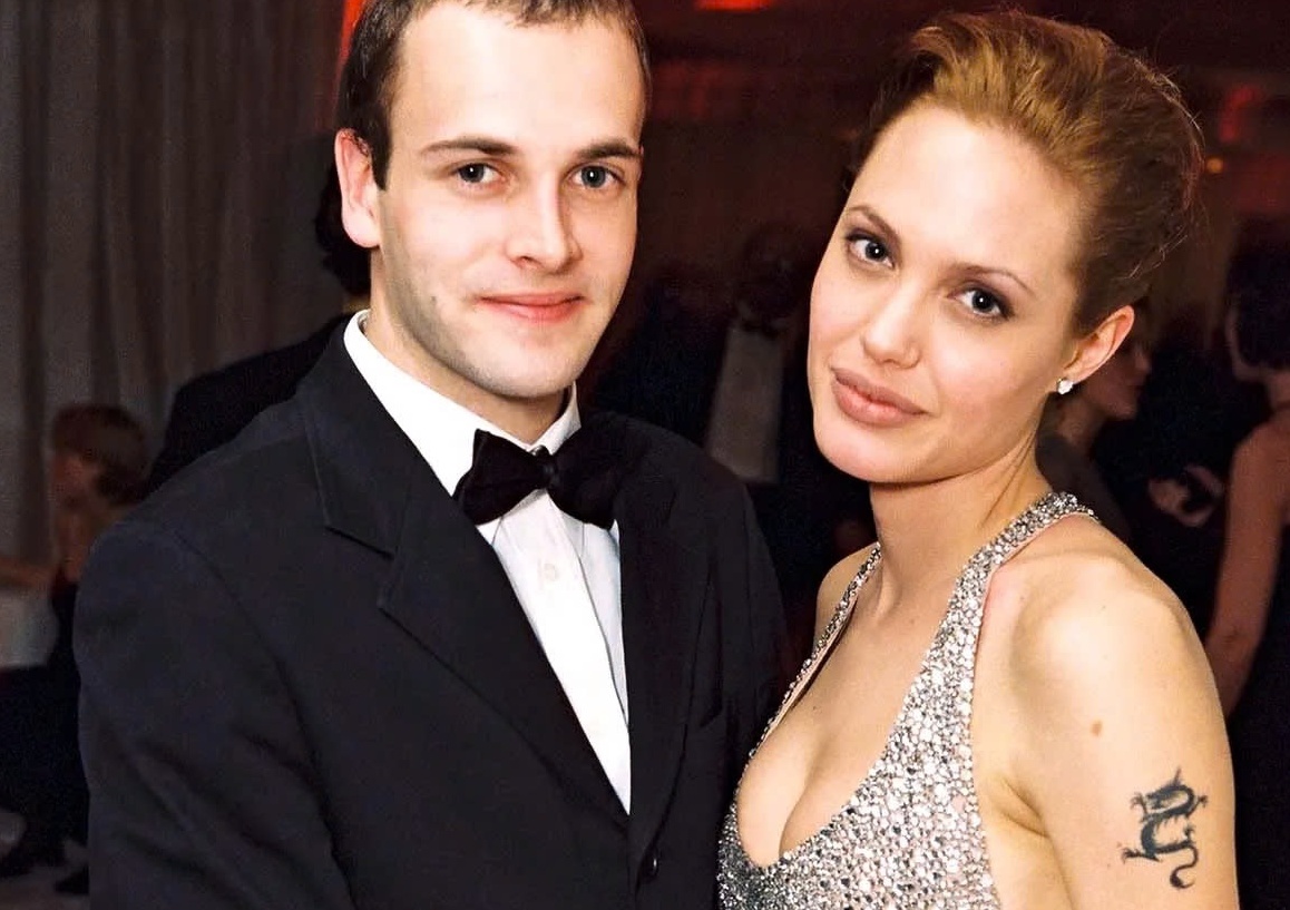 Angelina Jolie than thiet voi chong cu sau 26 nam hinh anh