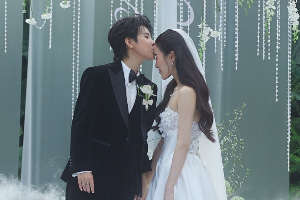 Vu Cat Tuong khieu vu voi Thu Trang trong tiec cuoi hinh anh