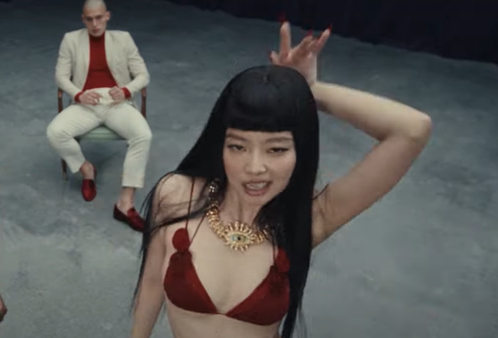 Jennie khoe noi y trong MV moi hinh anh