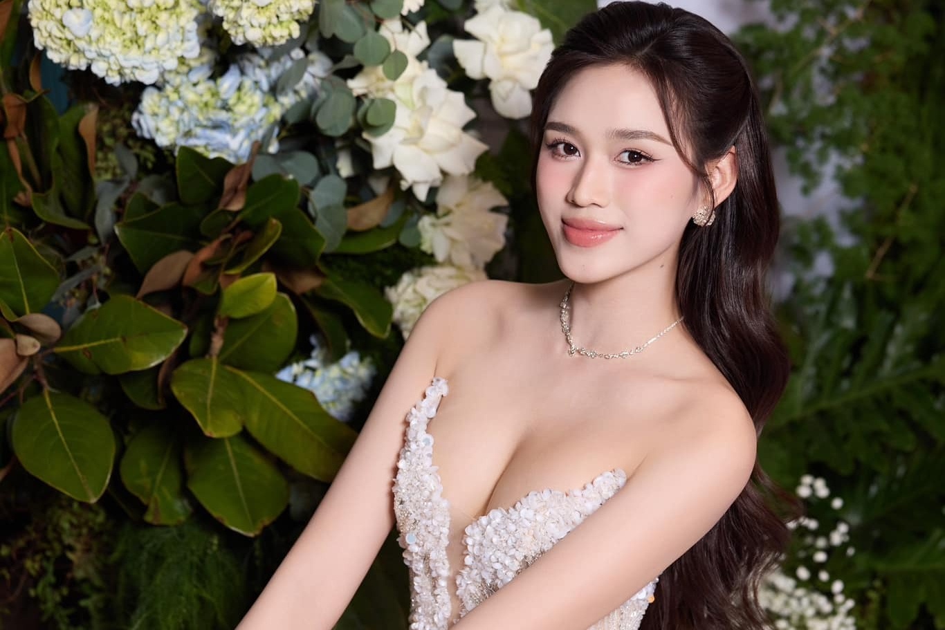 Do Thi Ha roi Sen Vang hinh anh