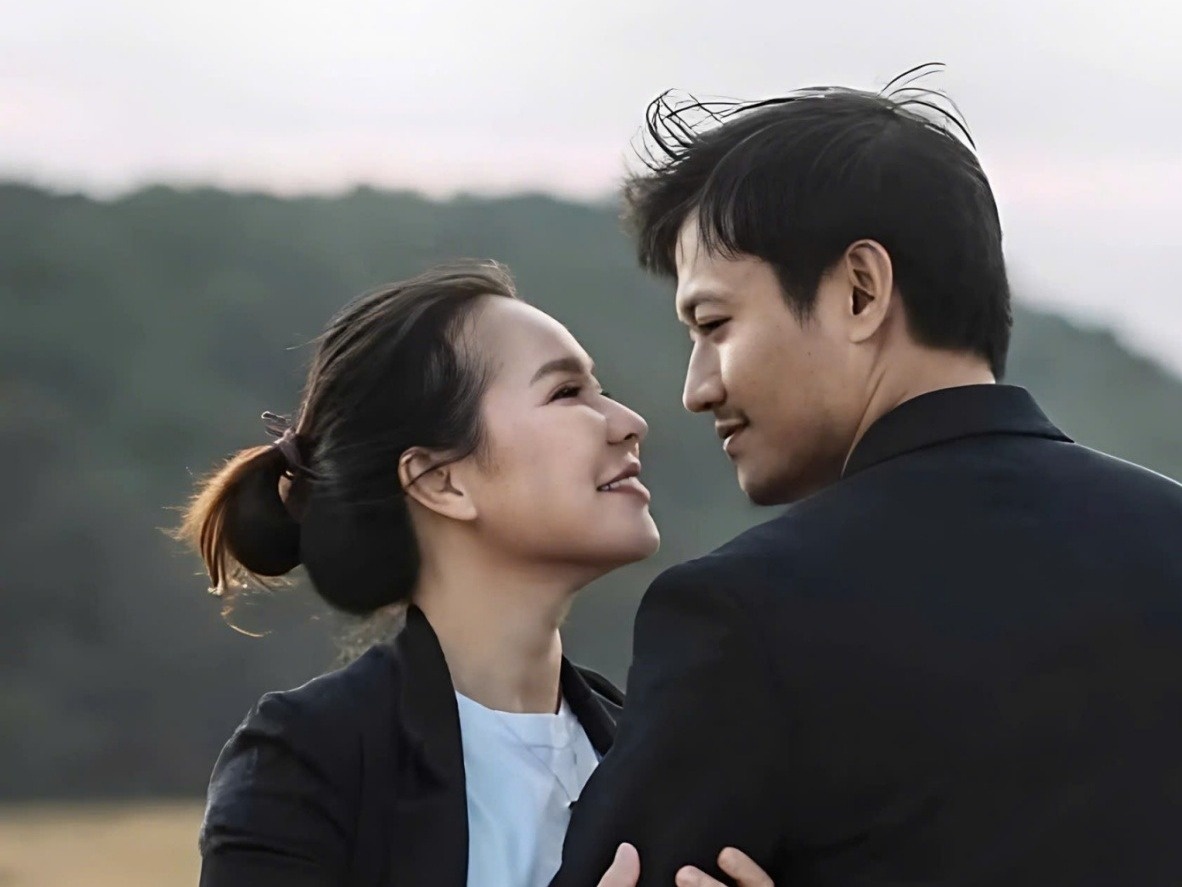 Vo Quy Binh sat canh ben chong trong 5 nam chua tri u nao hinh anh