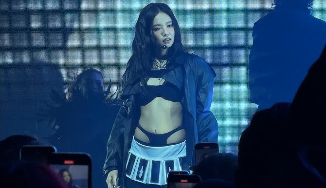 Tranh cai gay gat vi Jennie, Lisa ngay cang ho henh hinh anh