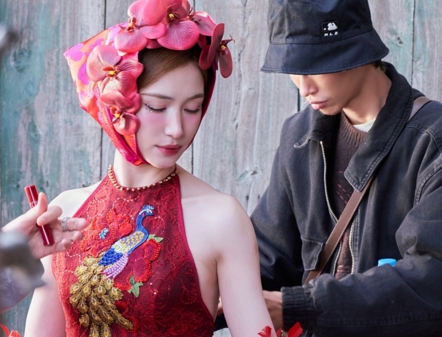 Thay gi khi 'Bac Bling' vuot MV cua Lisa? hinh anh