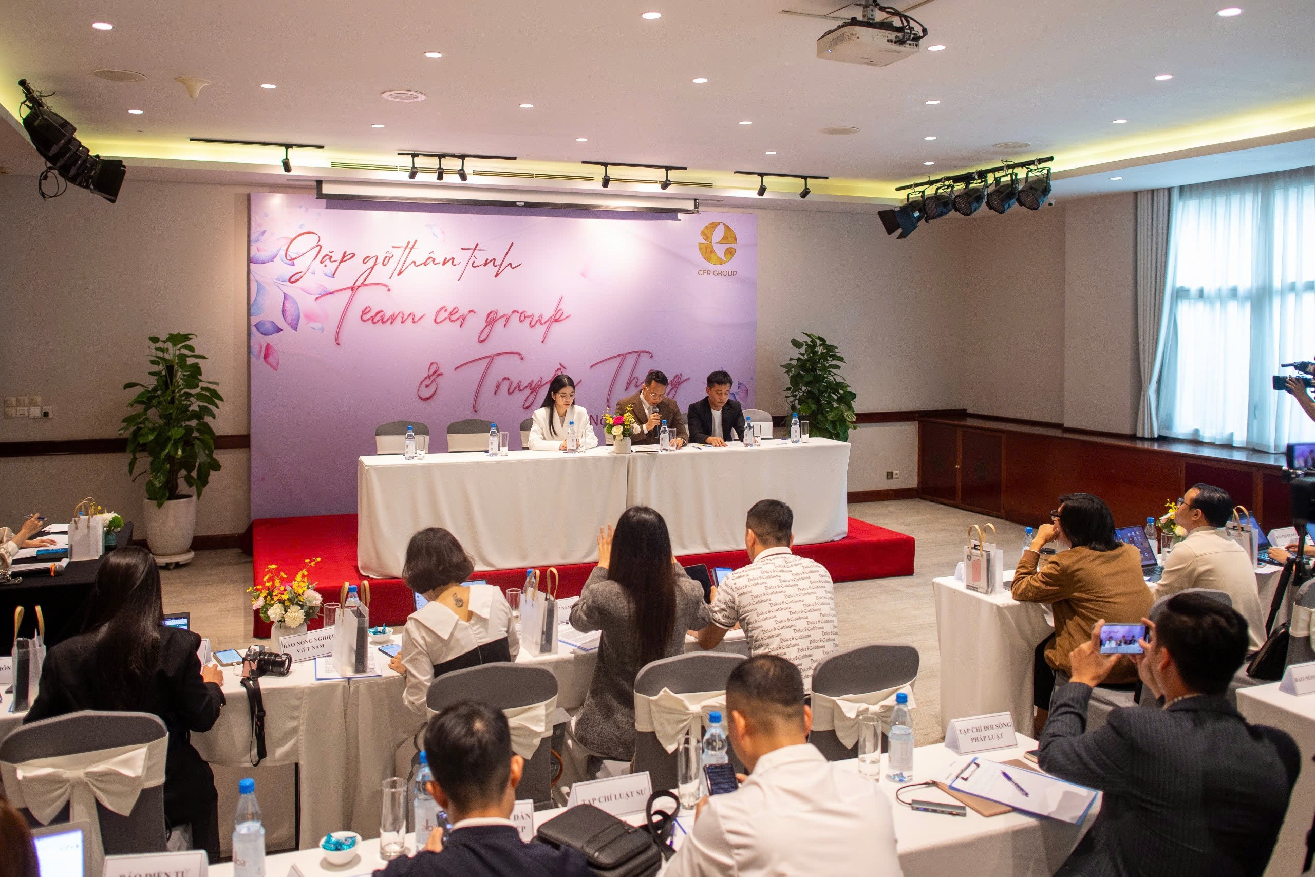 Hằng Du Mục và Quang Linh