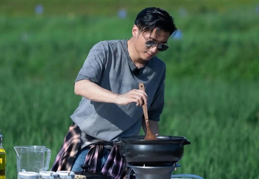 Ta Dinh Phong kiem hon 200 trieu USD nho ban xuc xich hinh anh