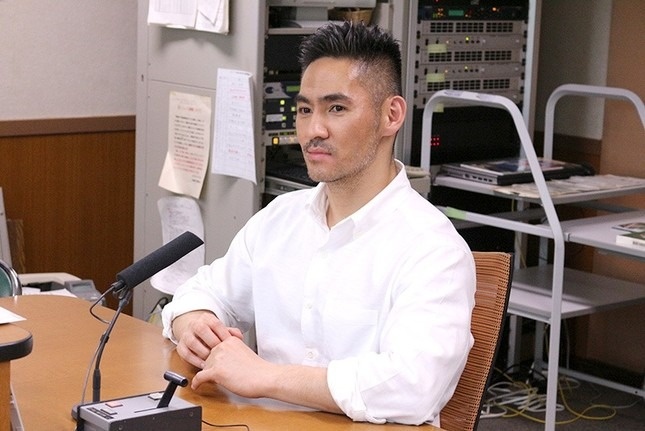 Nam ca si bi bat tai nha tam cong cong hinh anh