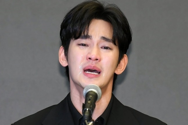 Kim Soo Hyun loang choang, roi di trong nuoc mat hinh anh