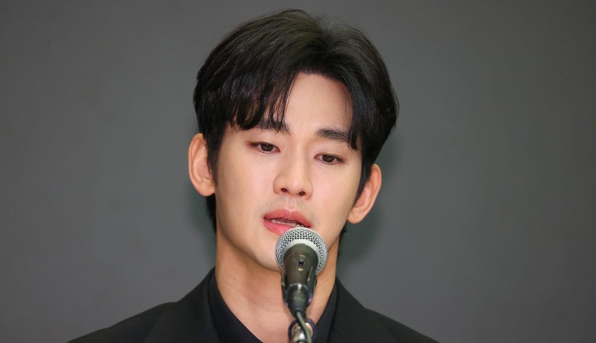 Kim Soo Hyun bat khoc, cui gap nguoi xin loi hinh anh