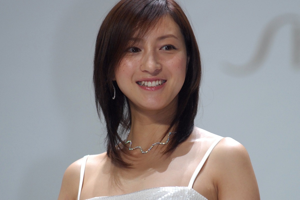 Canh sat kham xet nha 'ngoc nu' Hirosue Ryoko hinh anh