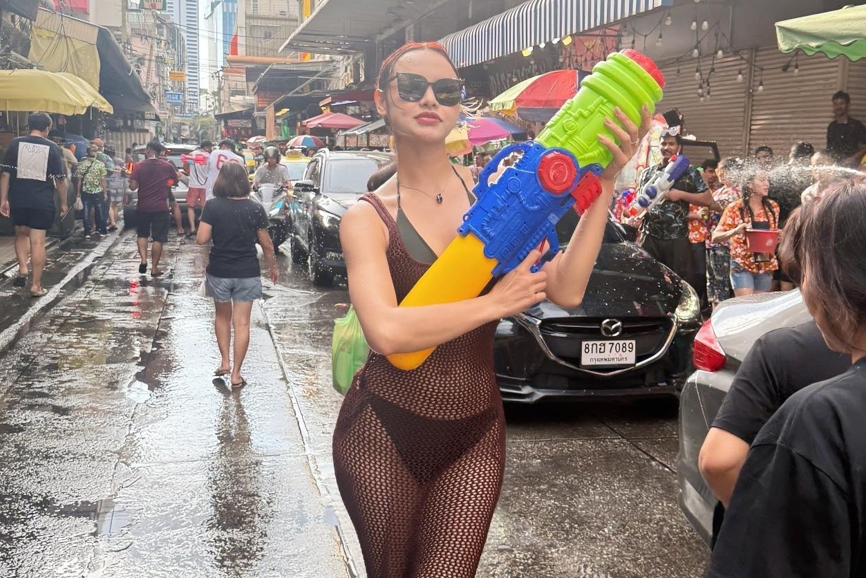 Mai Ngo mac mot lo noi y o le hoi te nuoc Thai Lan hinh anh