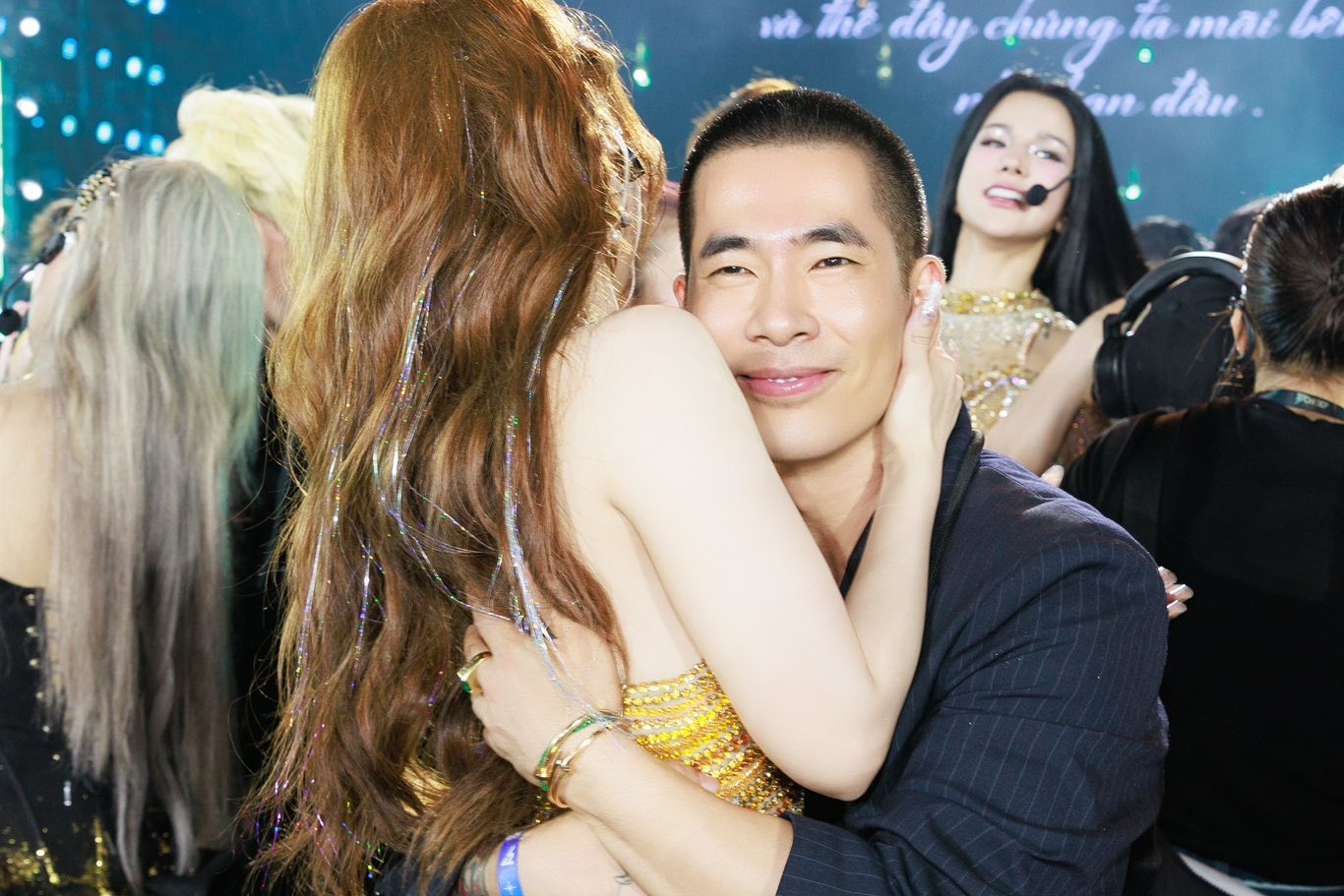 Tranh cai chuyen vay ao cua 48 Chi dep hinh anh