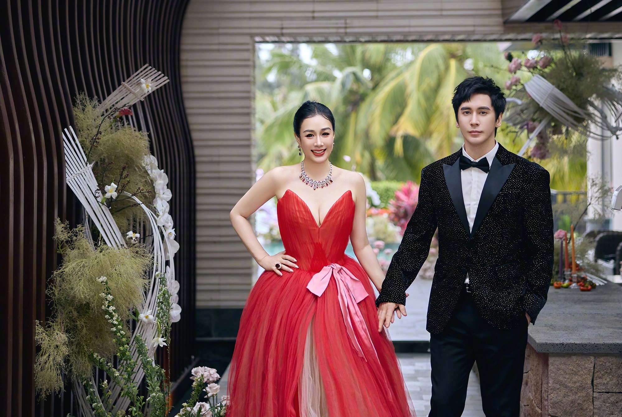 Chung Le De goi cam ben chong kem 12 tuoi hinh anh