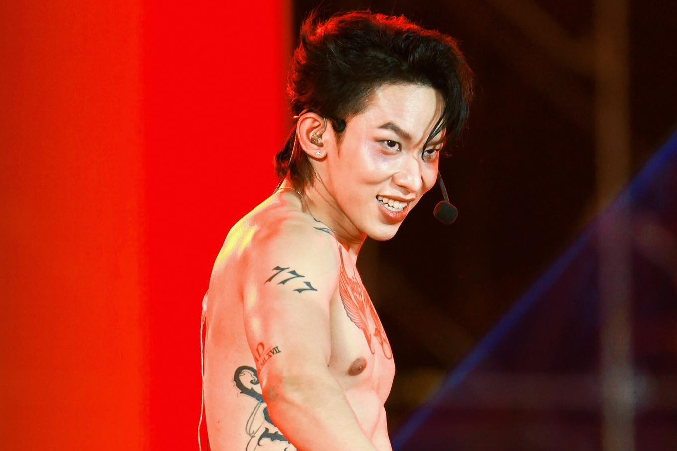 Dai nhac hoi co dan anh trai tai Hue gay tranh cai hinh anh