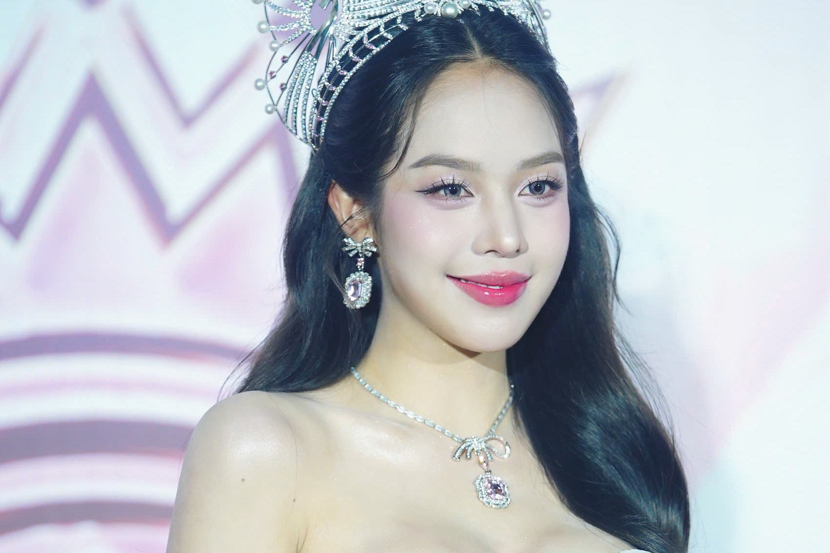 Hoa hau Thanh Thuy mac goi cam hinh anh