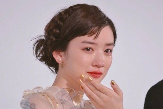 'Sao nu khoc dep nhat Nhat Ban' bi to ngoai tinh hinh anh