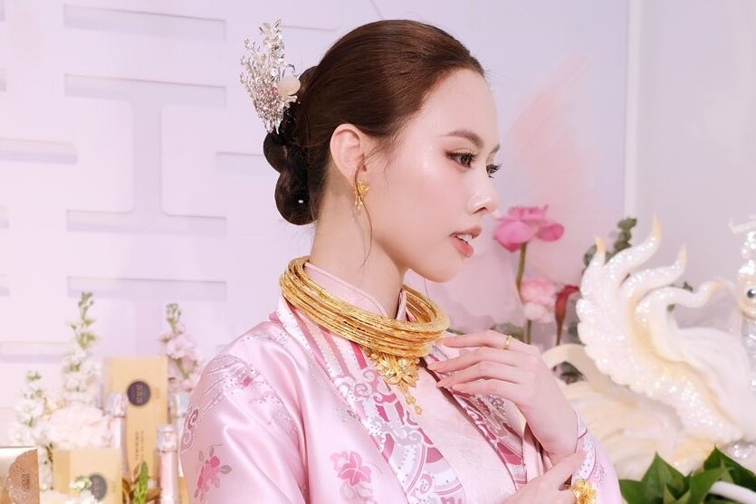 A hau Tam Nhu deo 6 kieng vang o le an hoi hinh anh