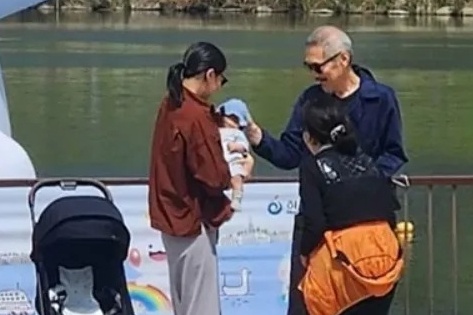 Kim Min Hee xuat hien ben nguoi tinh hon 22 tuoi hinh anh