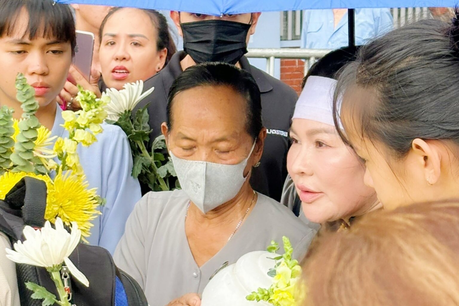 Nguoi than nghen ngao trong le thuy tang cua Quy Binh hinh anh