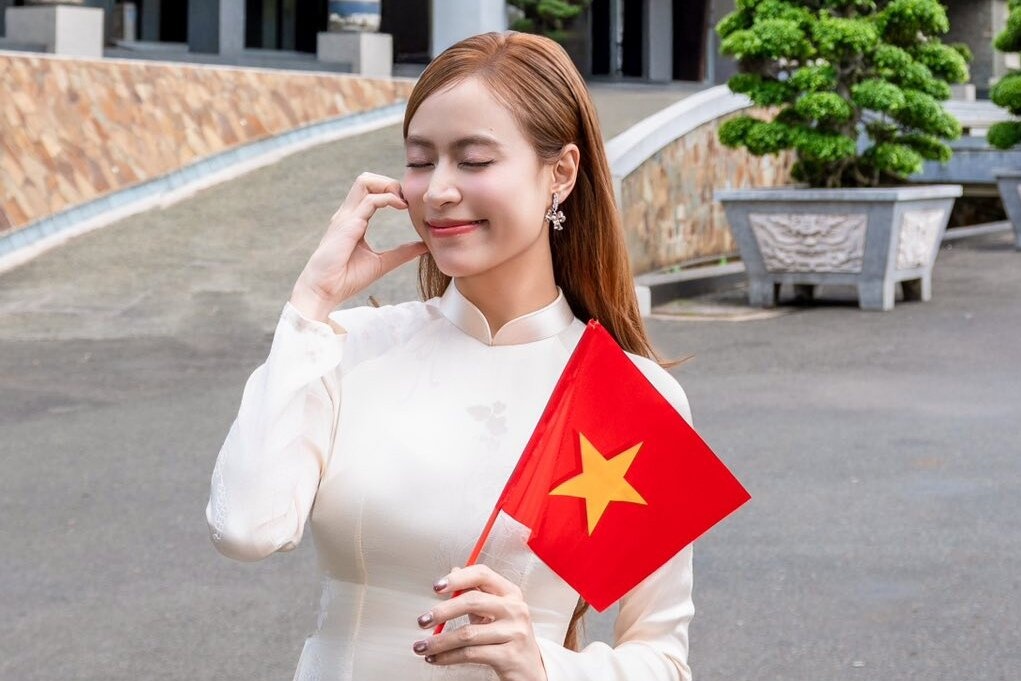 Dan sao Viet mac ao dai don dai le 30/4 hinh anh