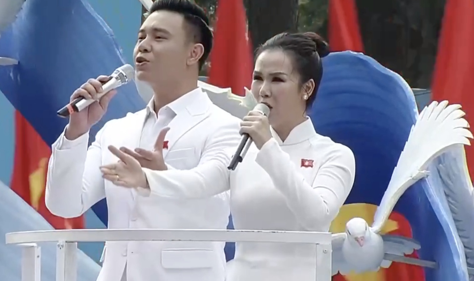 Vo Ha Tram hat ca khuc gay sot 'Viet tiep cau chuyen hoa binh' hinh anh