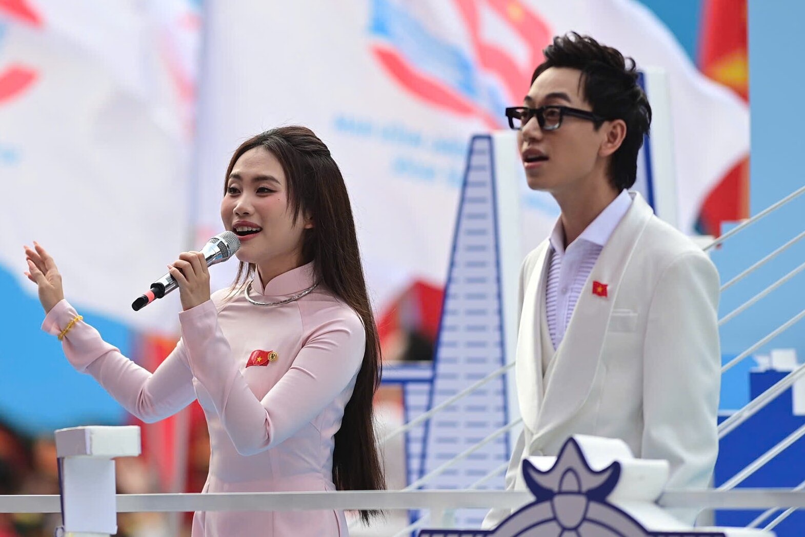 Phuong My Chi, Double2T bieu dien tai dai le 30/4 hinh anh