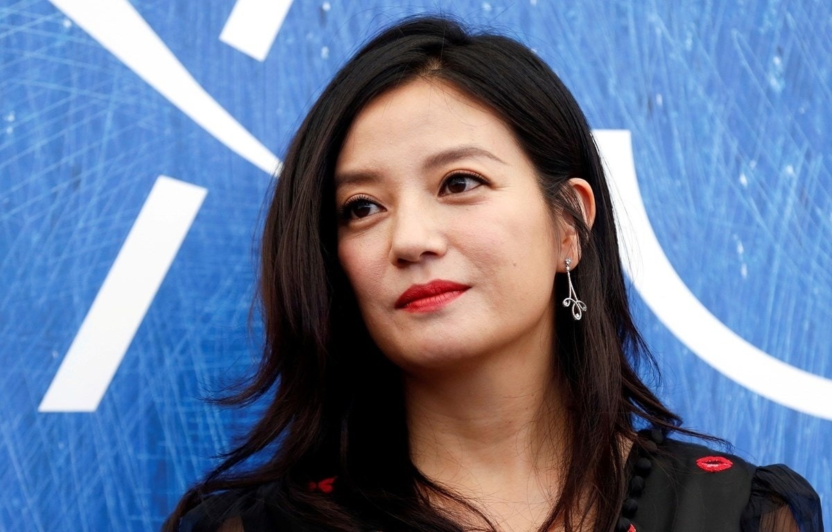 Dong thai cua Trieu Vy giua tin chong cu bi truy na hinh anh