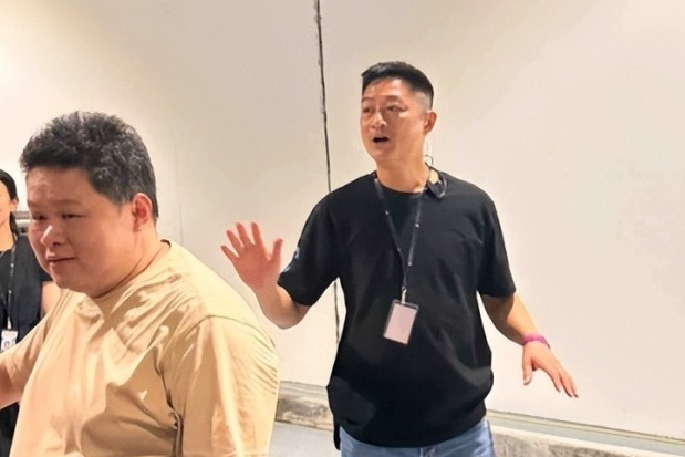 Dien vien TVB lam bao ve trong dem nhac cua Ta Dinh Phong hinh anh