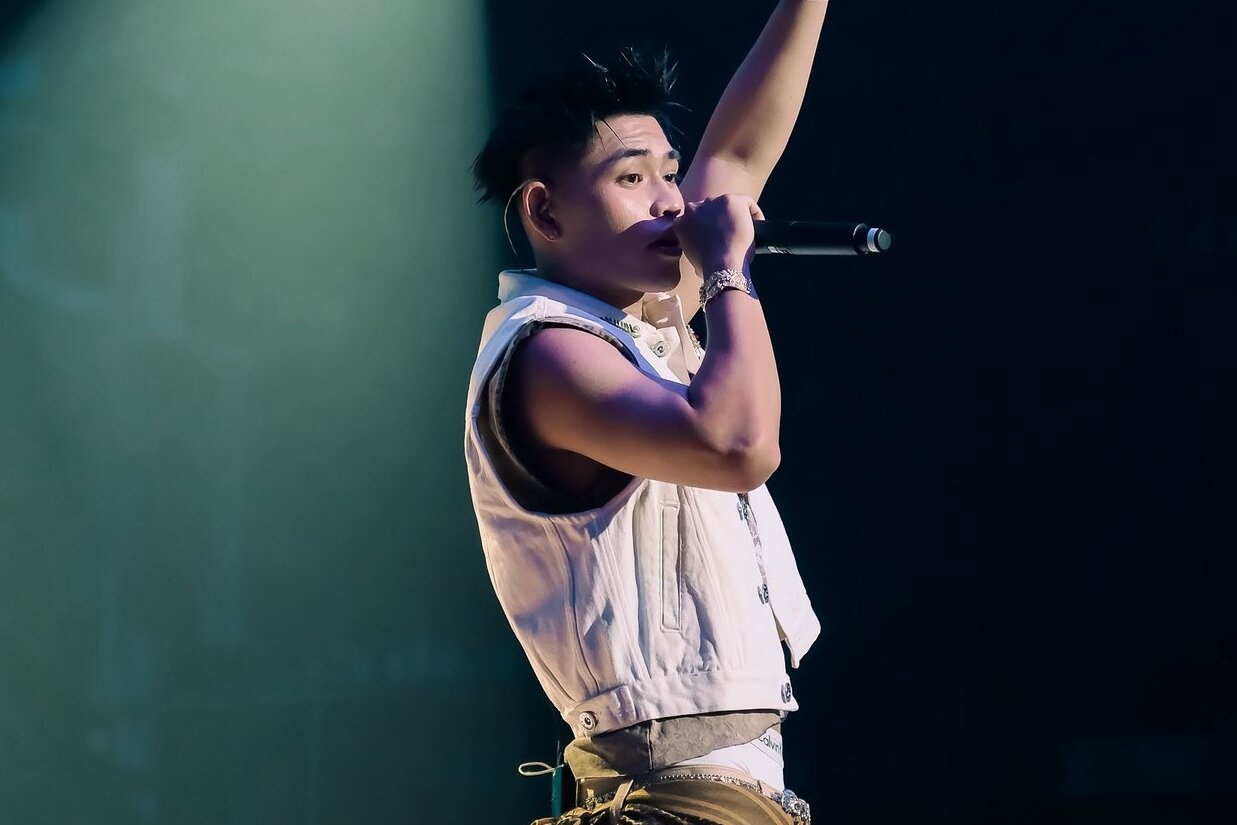 Rapper Tez mac quan tut gay tranh cai hinh anh