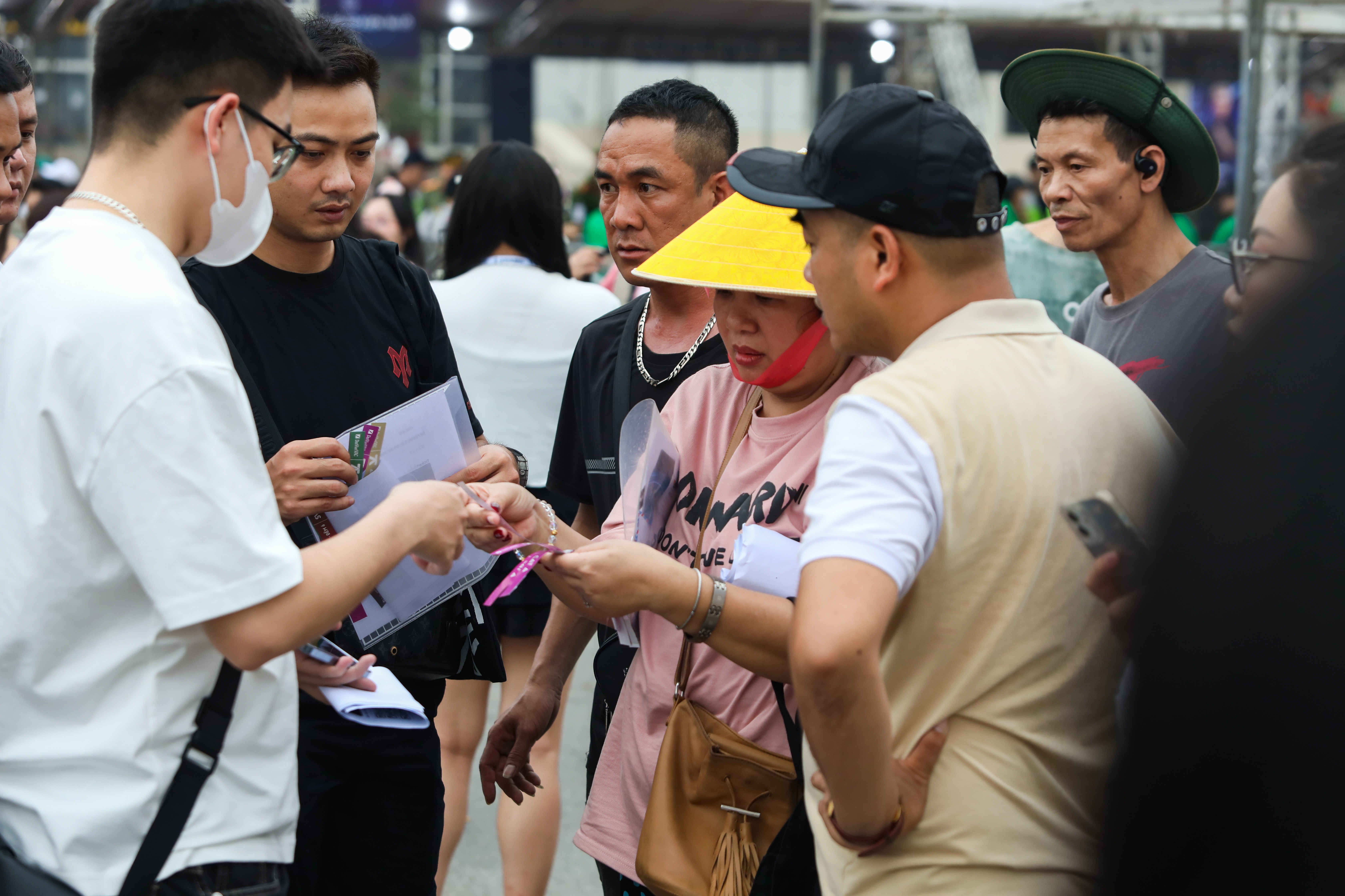 Hàng nghìn người đổ về SVĐ Mỹ Đình xem concert cuối Anh trai say hi