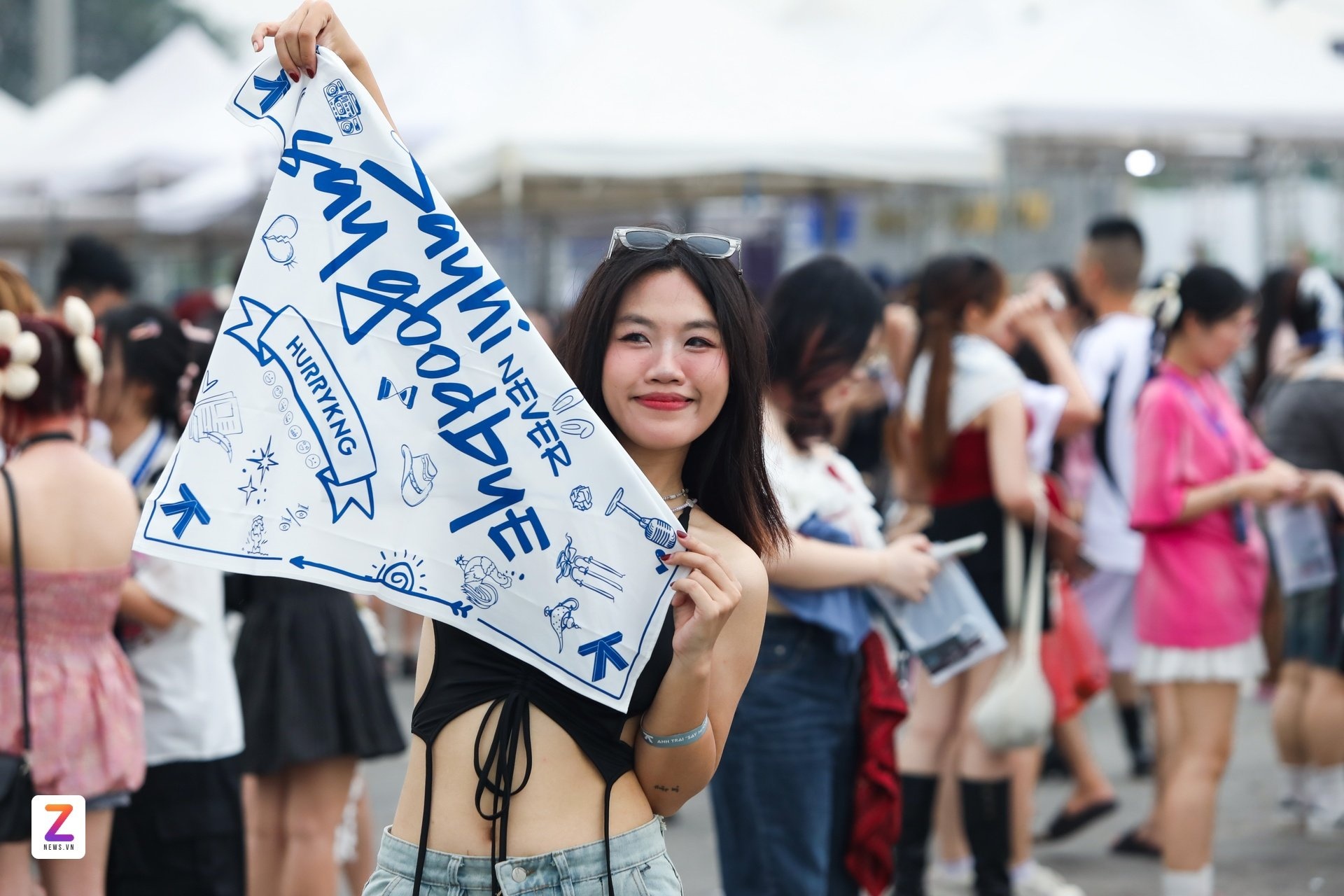 Hàng nghìn người đổ về SVĐ Mỹ Đình xem concert cuối Anh trai say hi