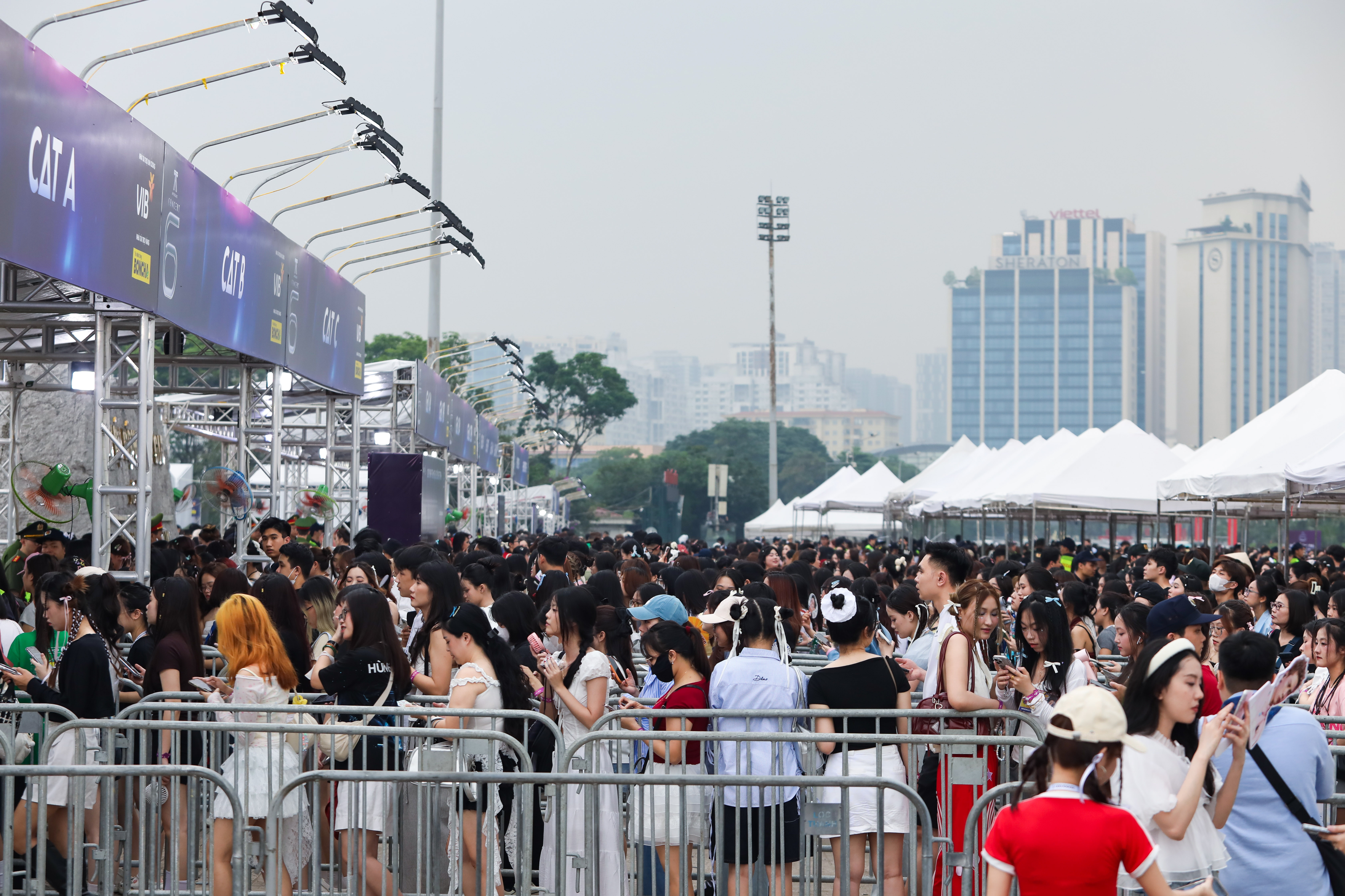 Hàng nghìn người đổ về SVĐ Mỹ Đình xem concert cuối Anh trai say hi