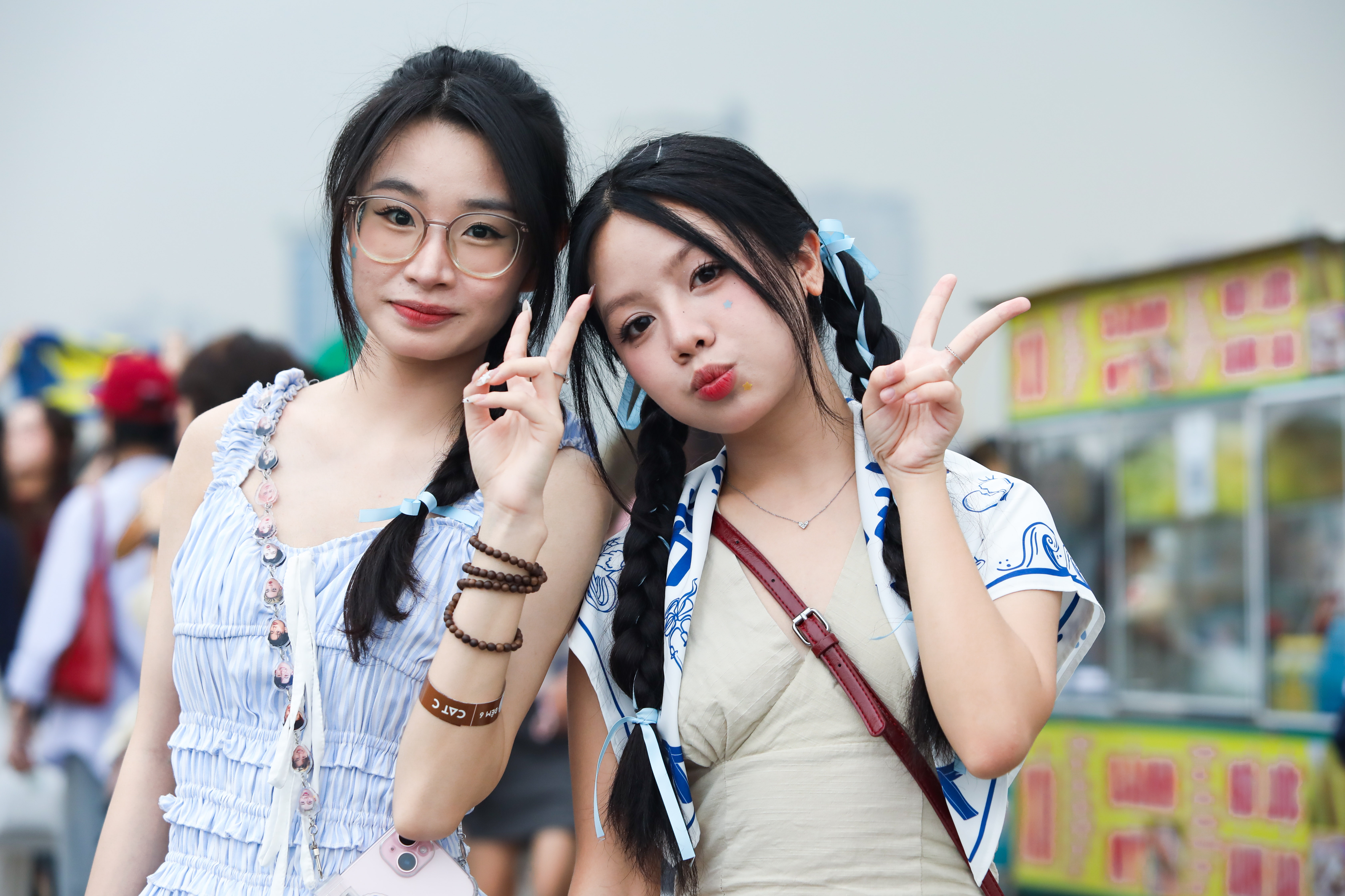 Hàng nghìn người đổ về SVĐ Mỹ Đình xem concert cuối Anh trai say hi