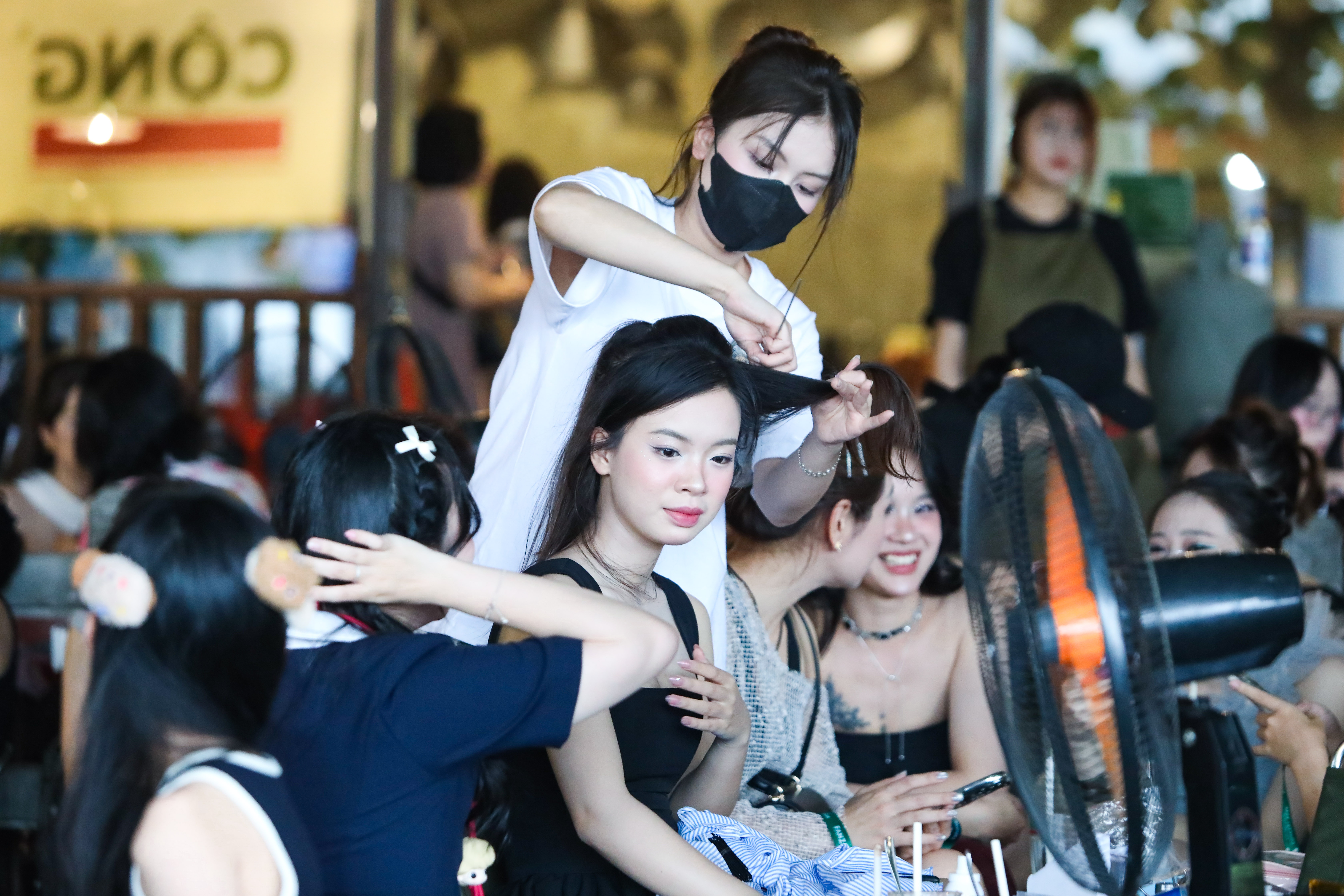 Dịch vụ trang điểm, làm tóc được rất nhiều bạn trẻ ưa chuộng. Ai cũng háo hức chờ gặp các anh trai.