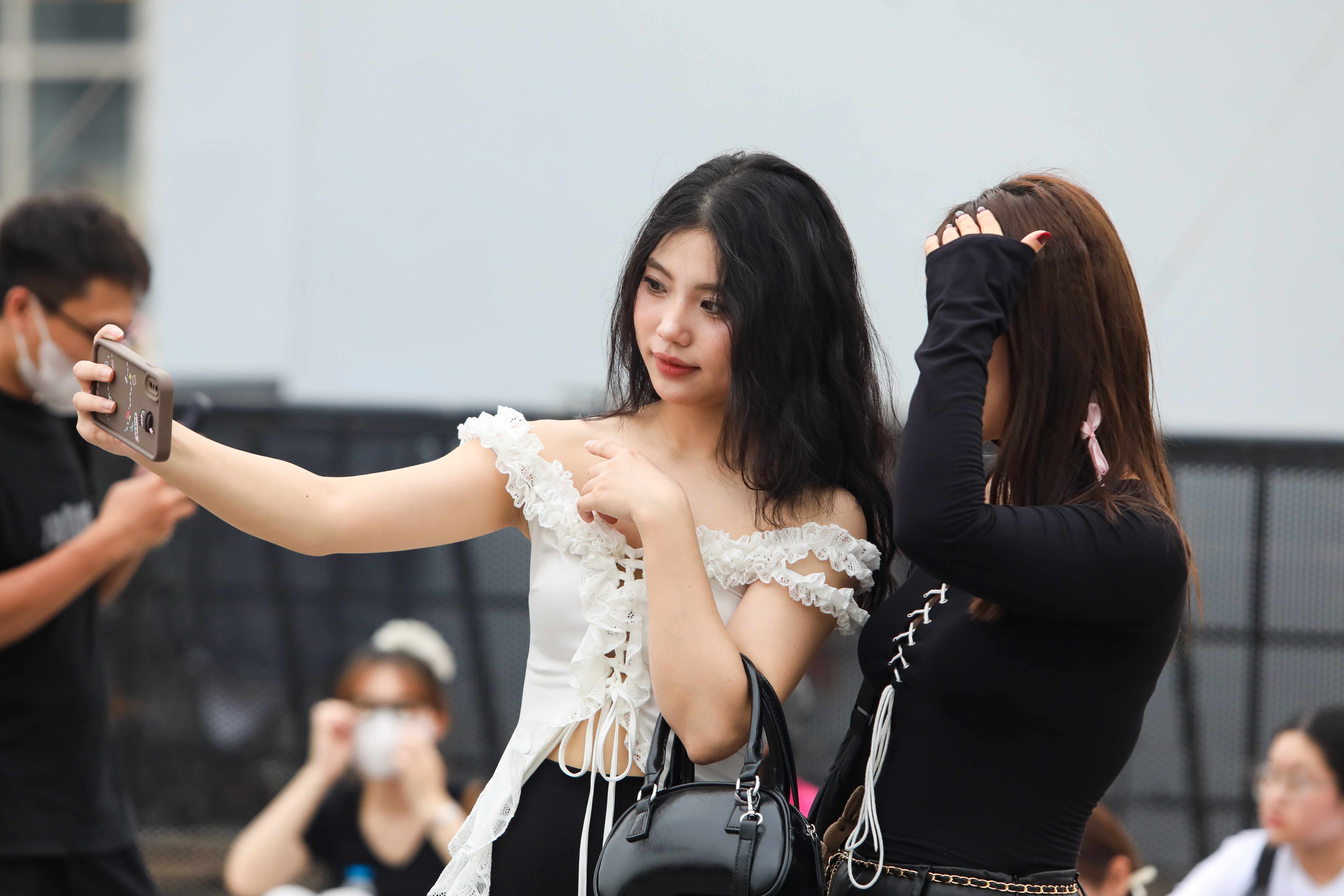 Hàng nghìn người đổ về SVĐ Mỹ Đình xem concert cuối Anh trai say hi