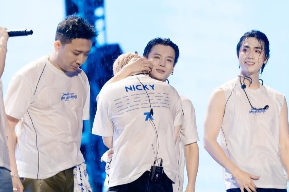 Duong Domic quy lay va tiec nuoi o concert cuoi cua Anh trai 'say hi' hinh anh