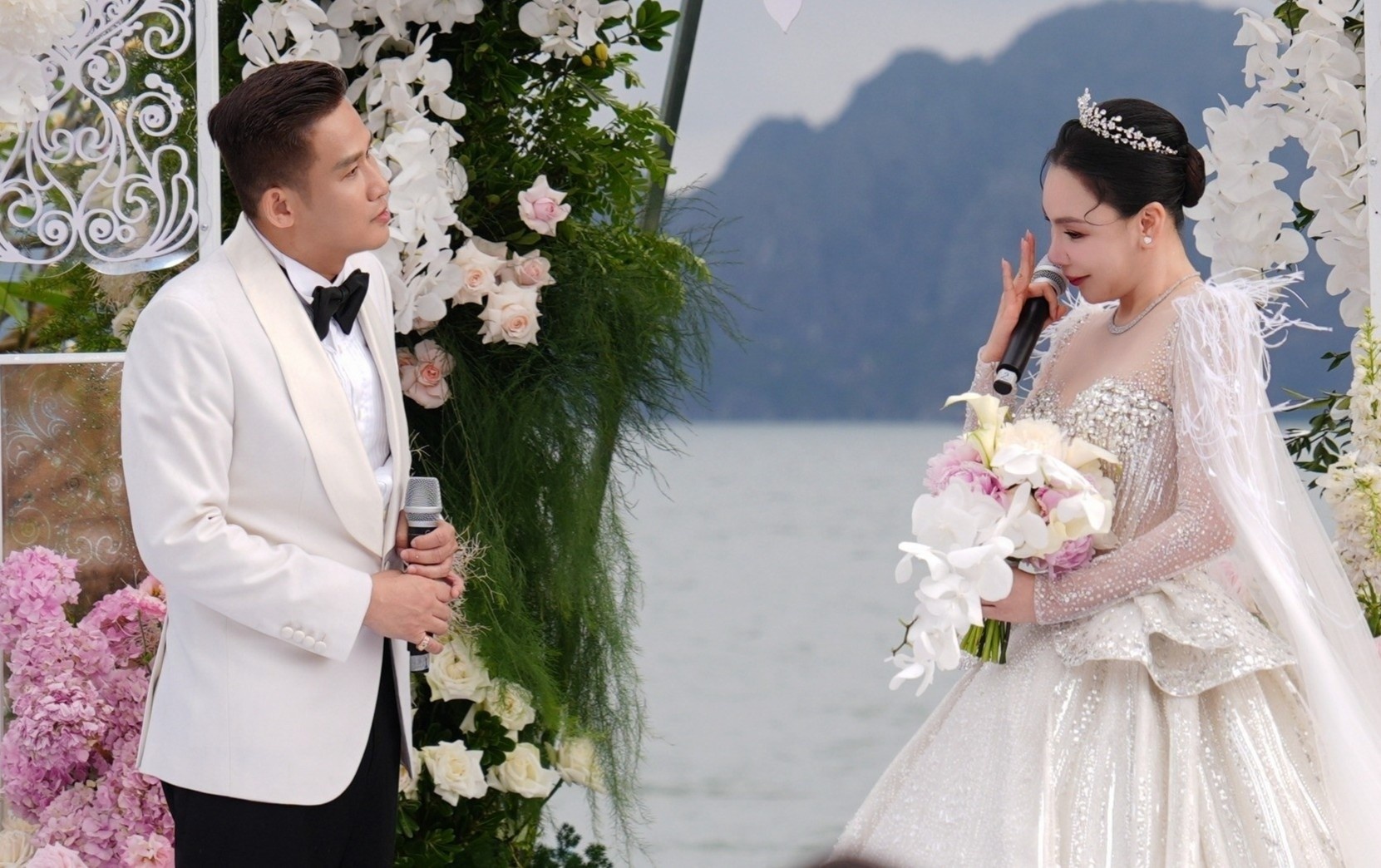 Ho Quynh Huong bat khoc khi nghe giong con trai hinh anh