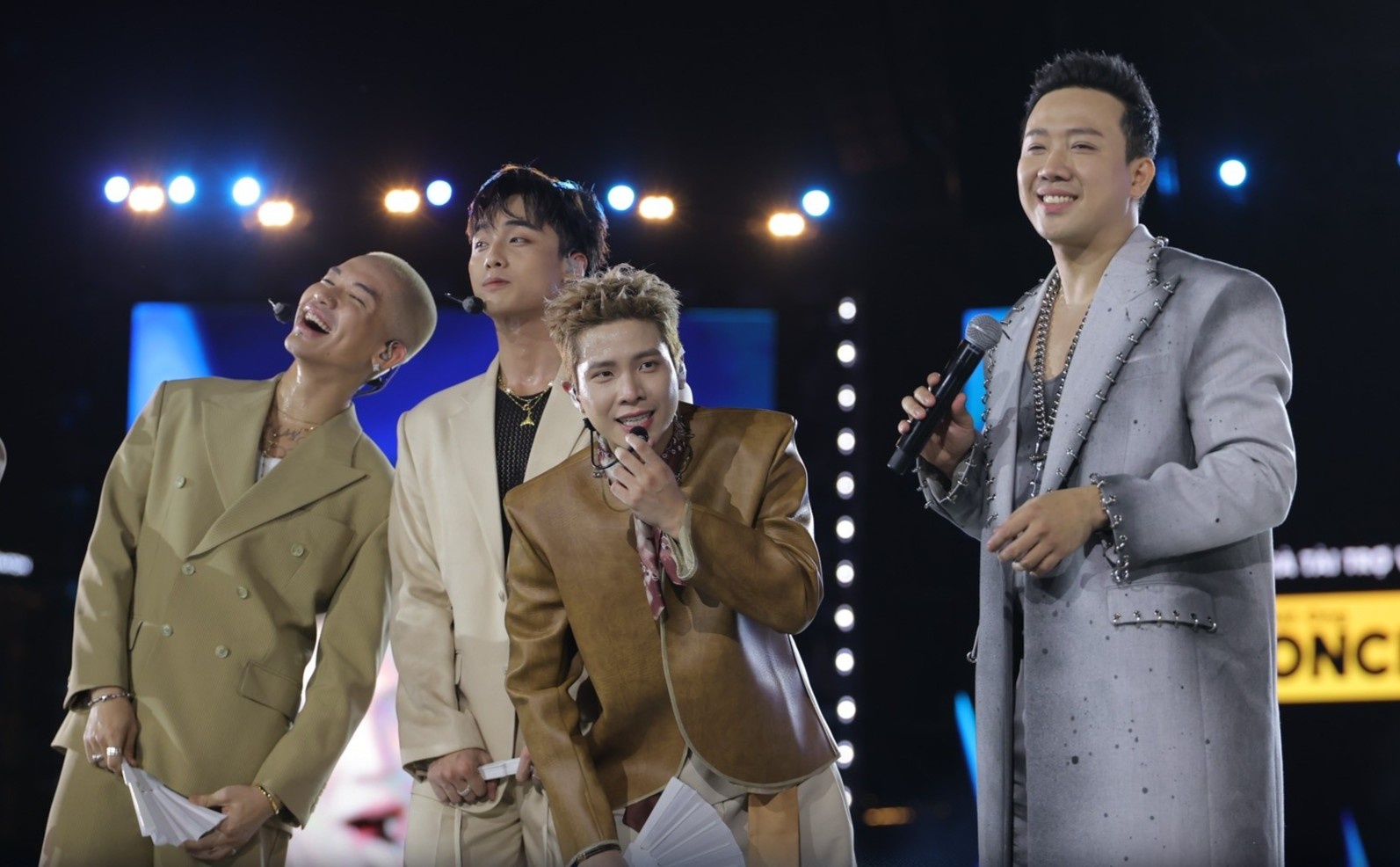 Người hâm mộ ráo riết săn vé Concert Anh trai 'say hi' tại Mỹ