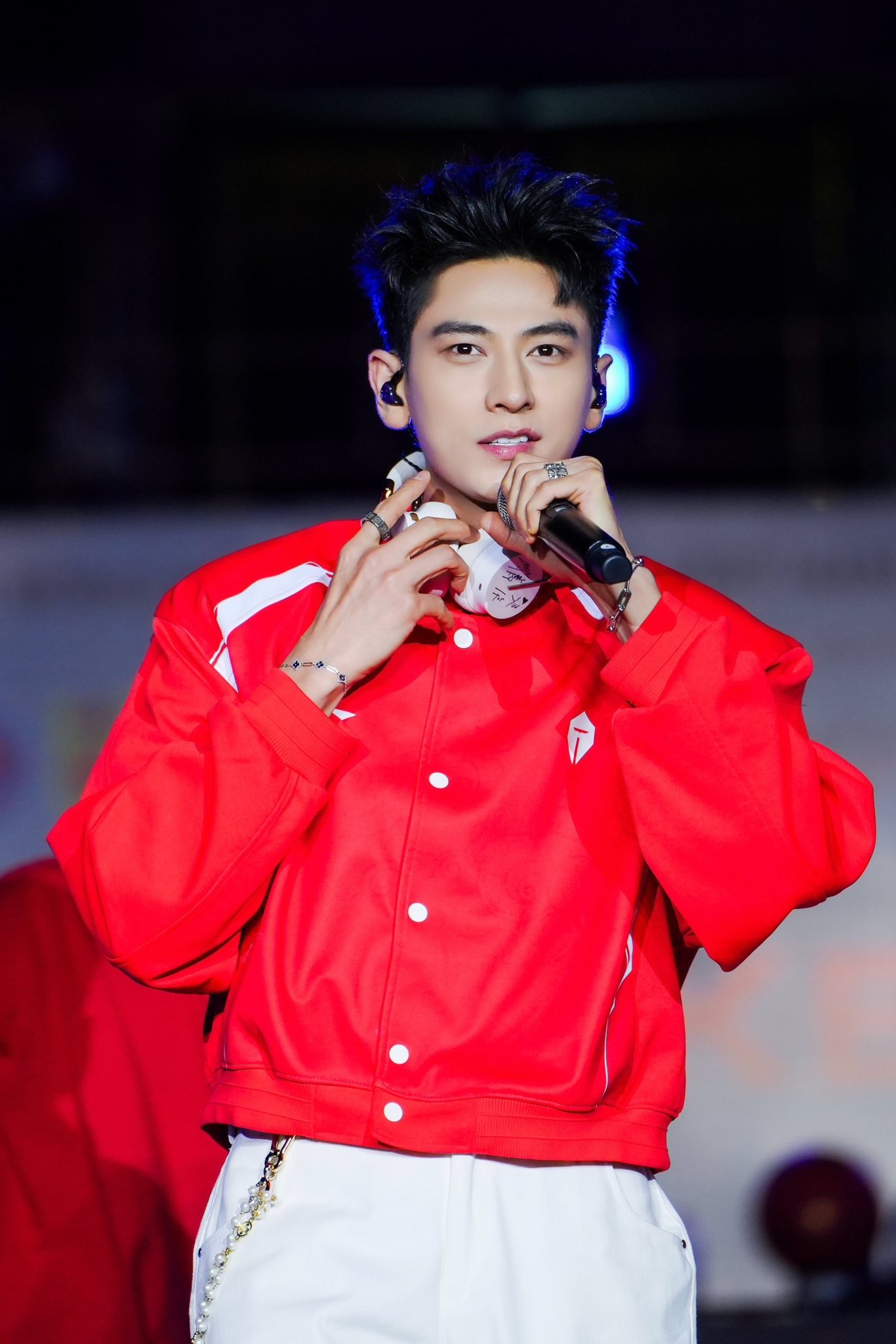Isaac đã nhận lời biểu diễn trong concert Anh trai "say hi" tại Mỹ. Ảnh: FBNV.