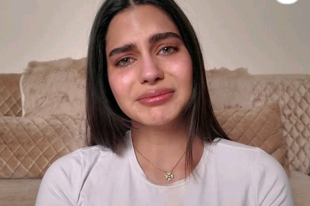 Hoa hau vua bi tuoc vuong mien to cao Nawat trong mot tieng hinh anh