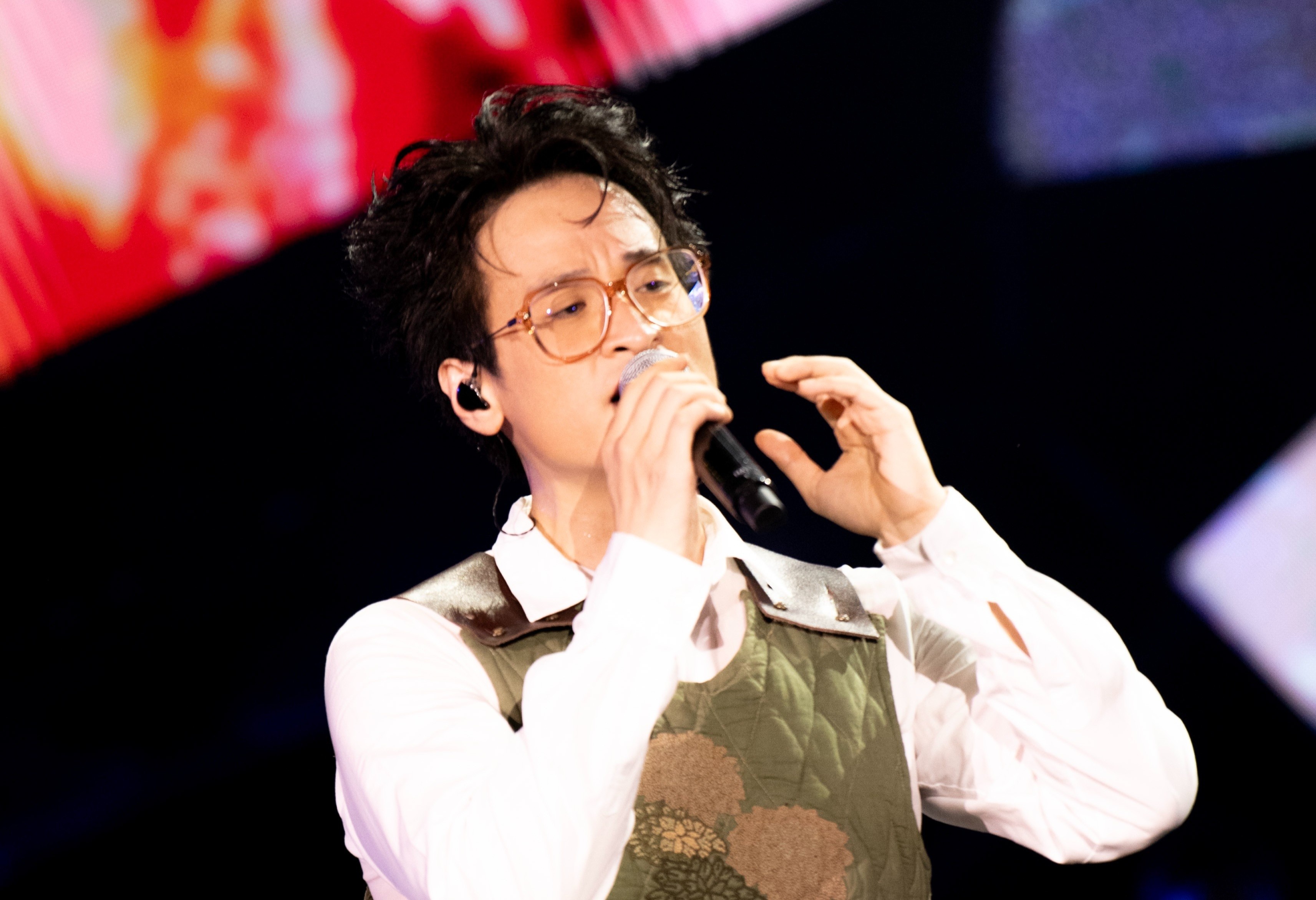 Ha Anh Tuan niu chan hang nghin khan gia den nua dem hinh anh