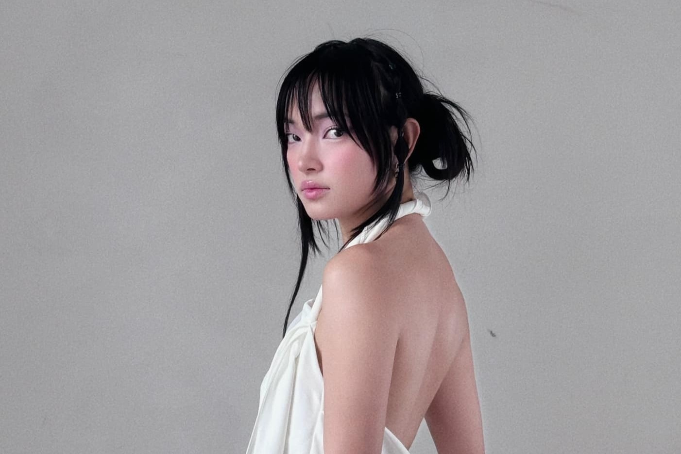 Chau Bui vuong tranh cai hinh anh