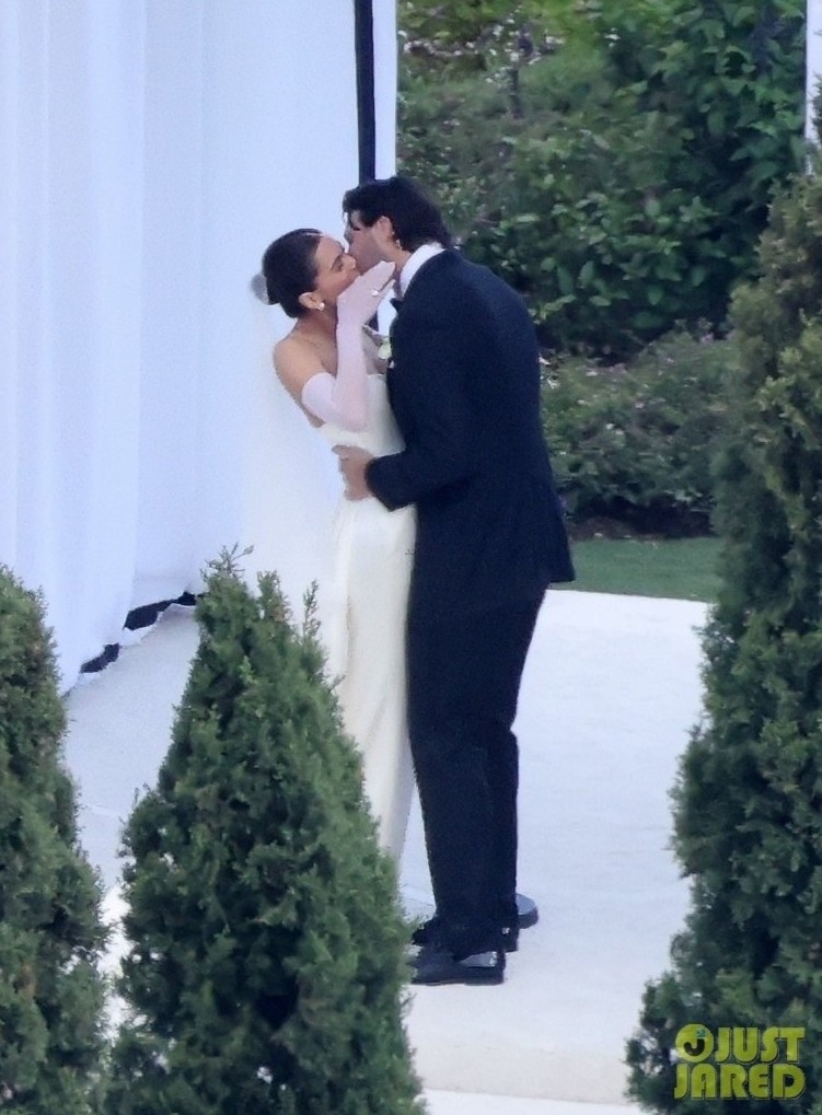 hailee_steinfeld_josh_allen_wedd_1__1.jpg