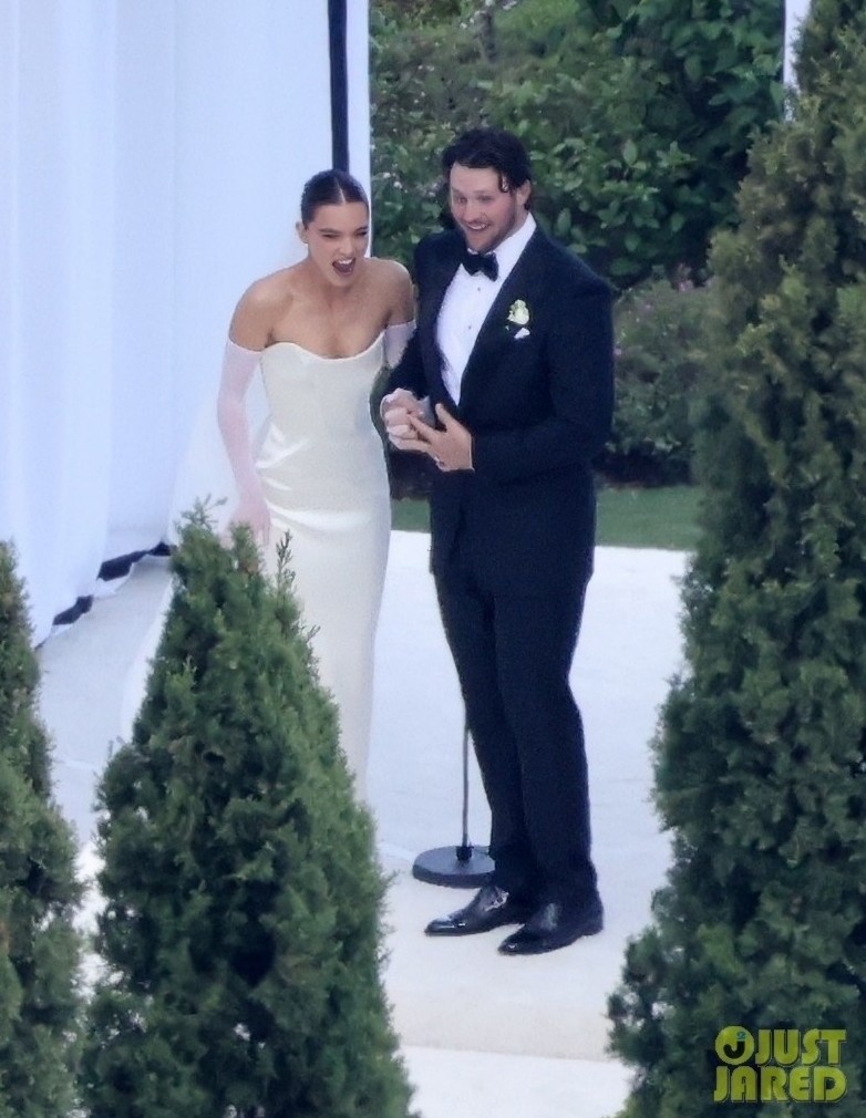 hailee_steinfeld_josh_allen_wedd_2__1.jpg
