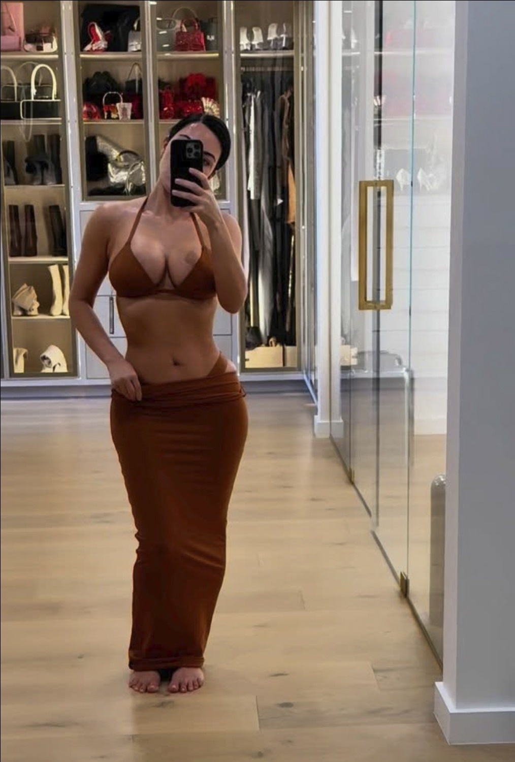 kim_kardashian_gives_rare_glimps.jpg