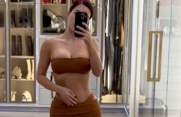 Kim Kardashian he lo tu do trong biet thu 60 trieu USD hinh anh