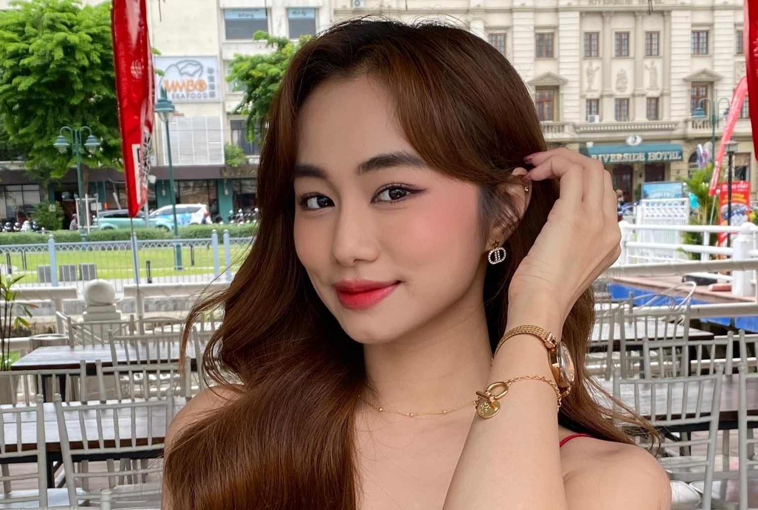 Ngan Hoa ngung nhan tien ho tro chua suy than hinh anh