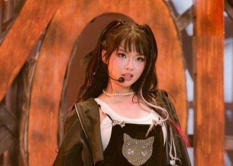 Em xinh 'say hi' vuong tranh cai hinh anh